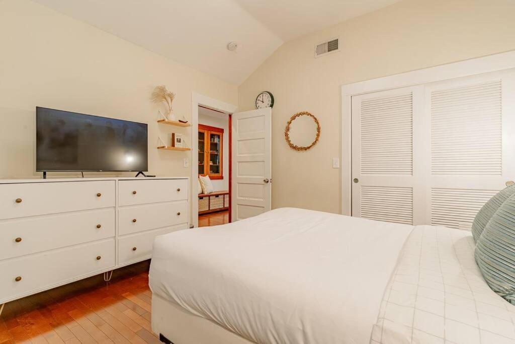 Cozy 3 Bedroom Hollywood Home- Quick Walk To Tourist Spots! * Los Angeles