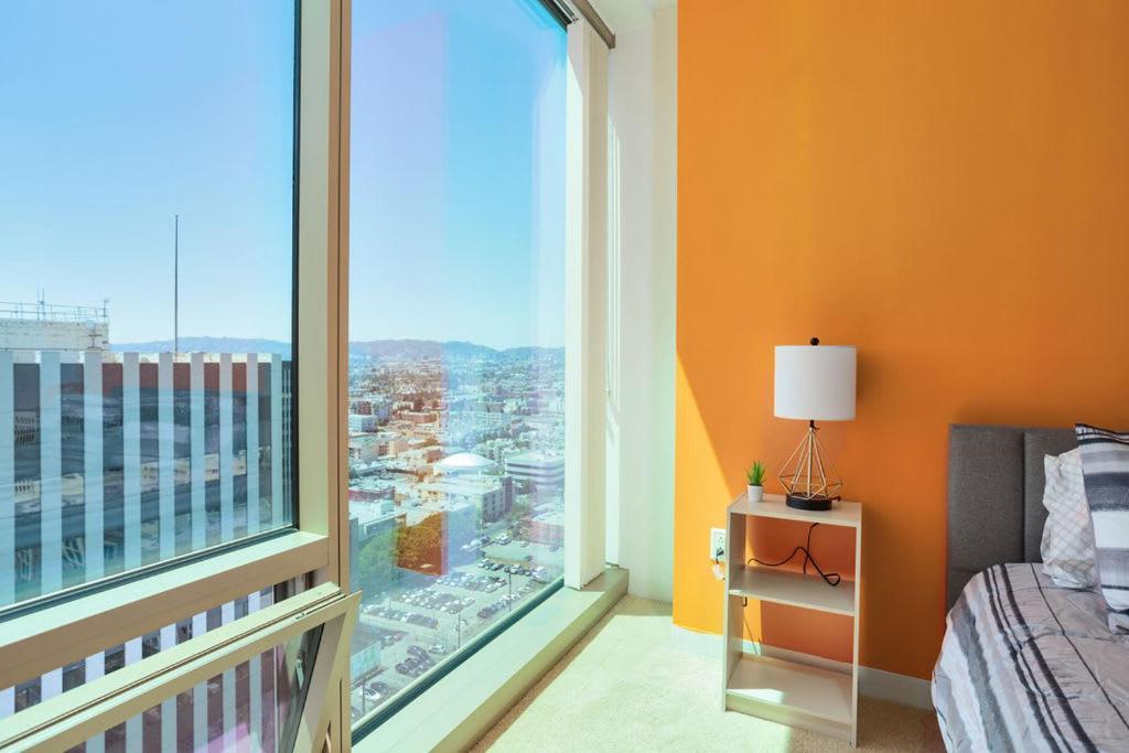 Beautiful High Rise 1bed 1bath Free Secured Parking *