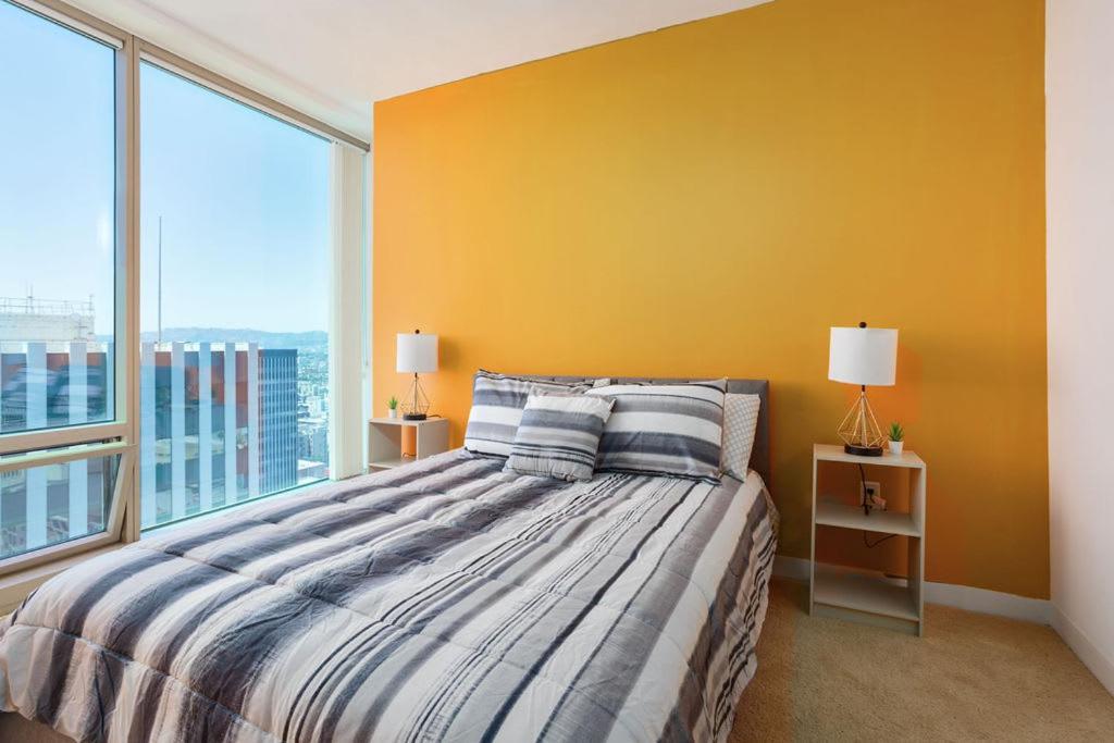 Beautiful High Rise 1bed 1bath Free Secured Parking Apartment *