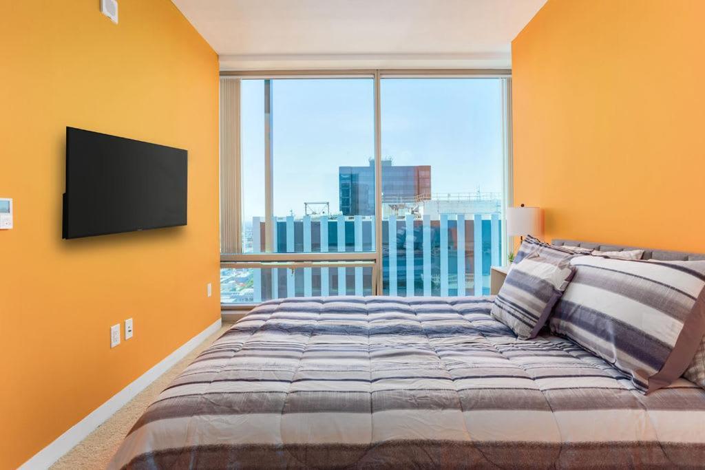 Apartment Beautiful High Rise 1bed 1bath Free Secured Parking *