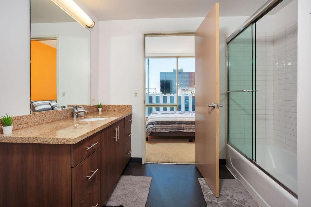Beautiful High Rise 1bed 1bath Free Secured Parking Apartment
