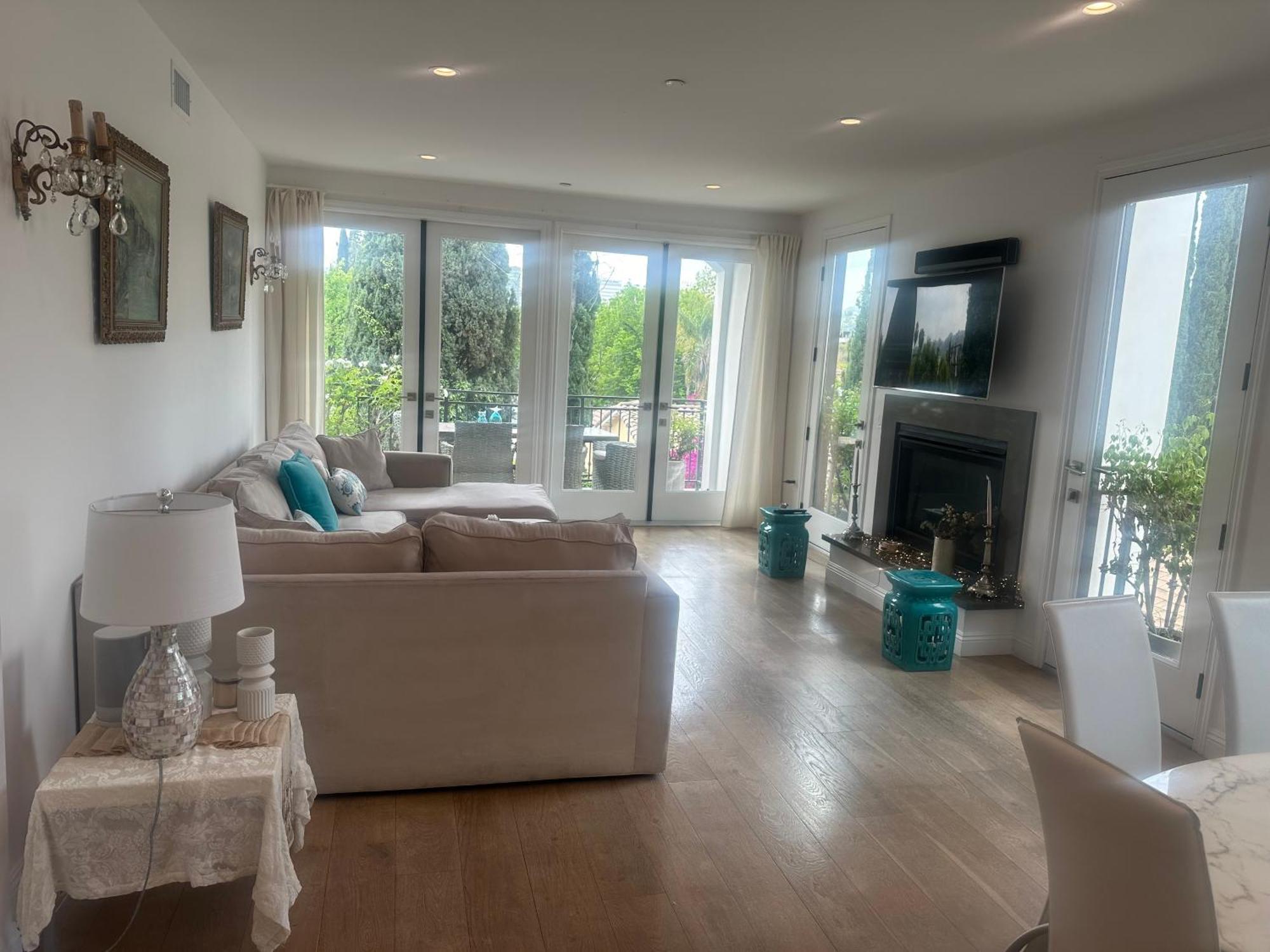 Elegant - Location * Los Angeles