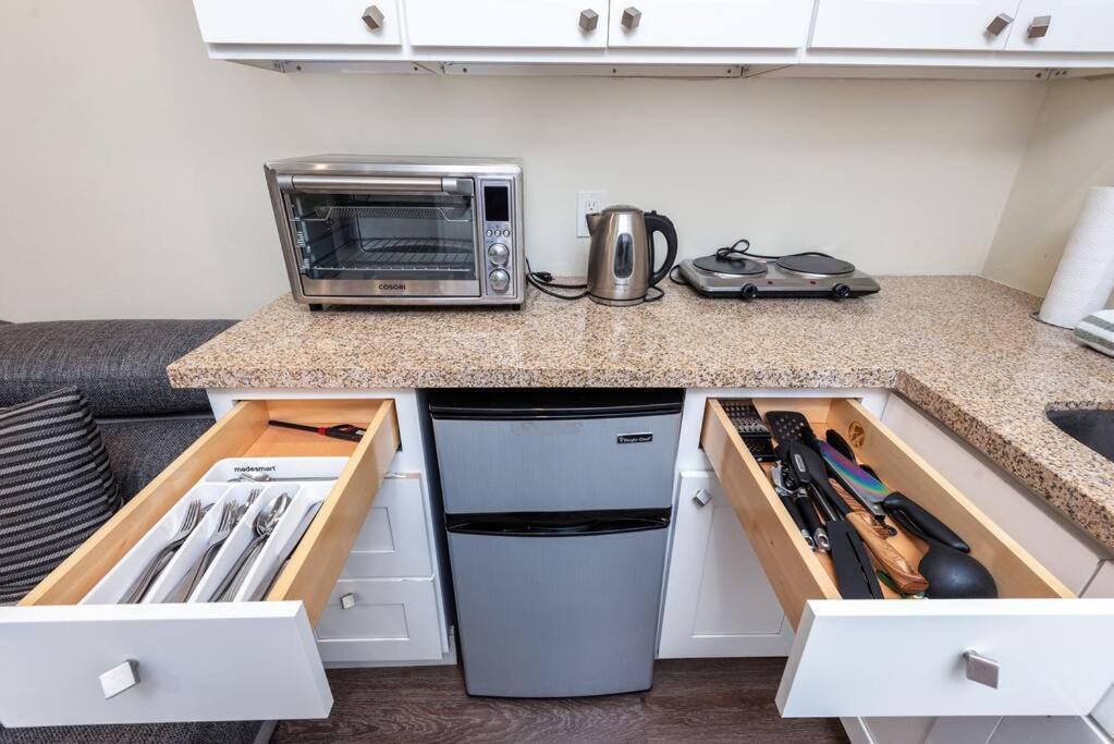 Serene 1br House: Explore La's Los Angeles