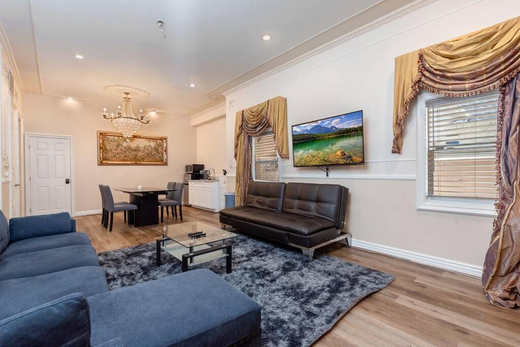 Lavish 2-bedroom In La!
