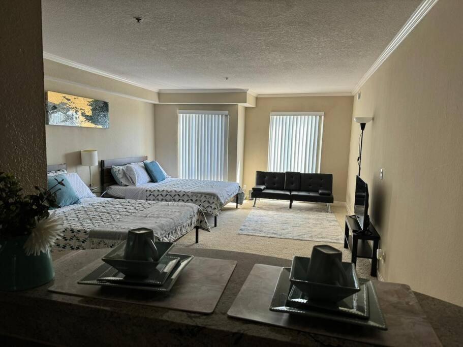 Perfect Hollywood Blvd Apartment *