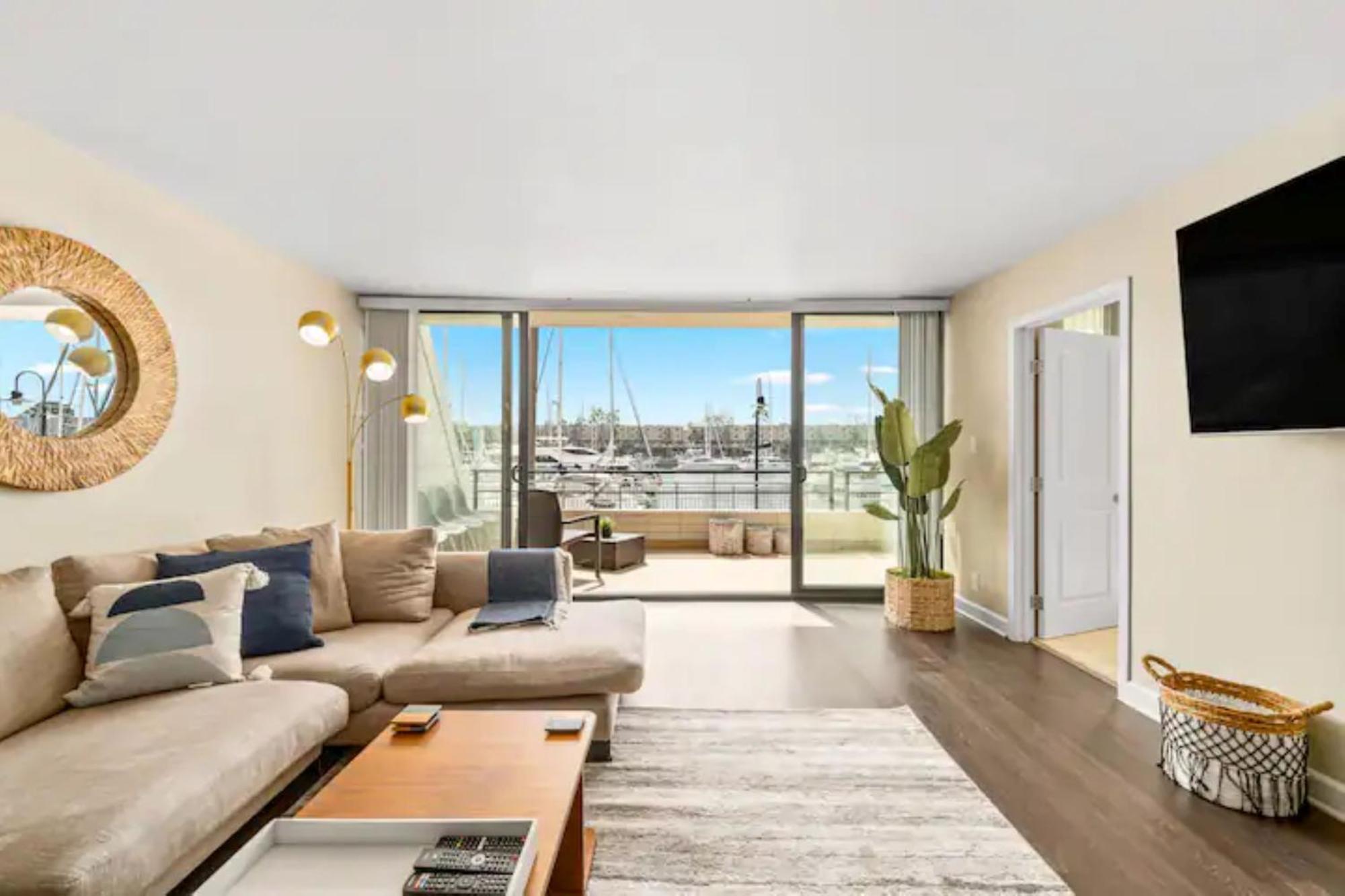 Apartment Mesmerizing Marina Vista: Luxe 3-bedroom W/ Pool *