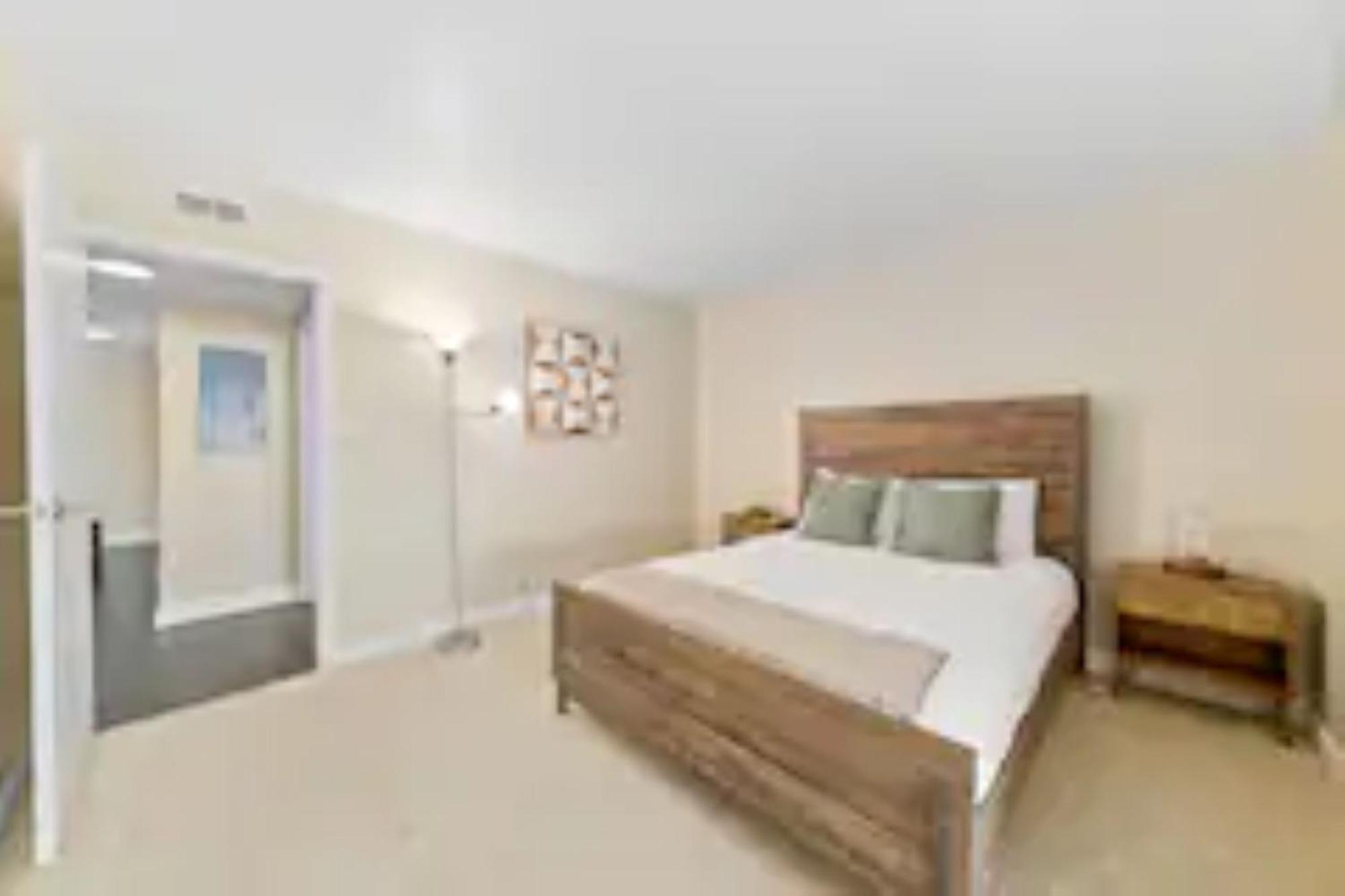 Apartment Mesmerizing Marina Vista: Luxe 3-bedroom W/ Pool