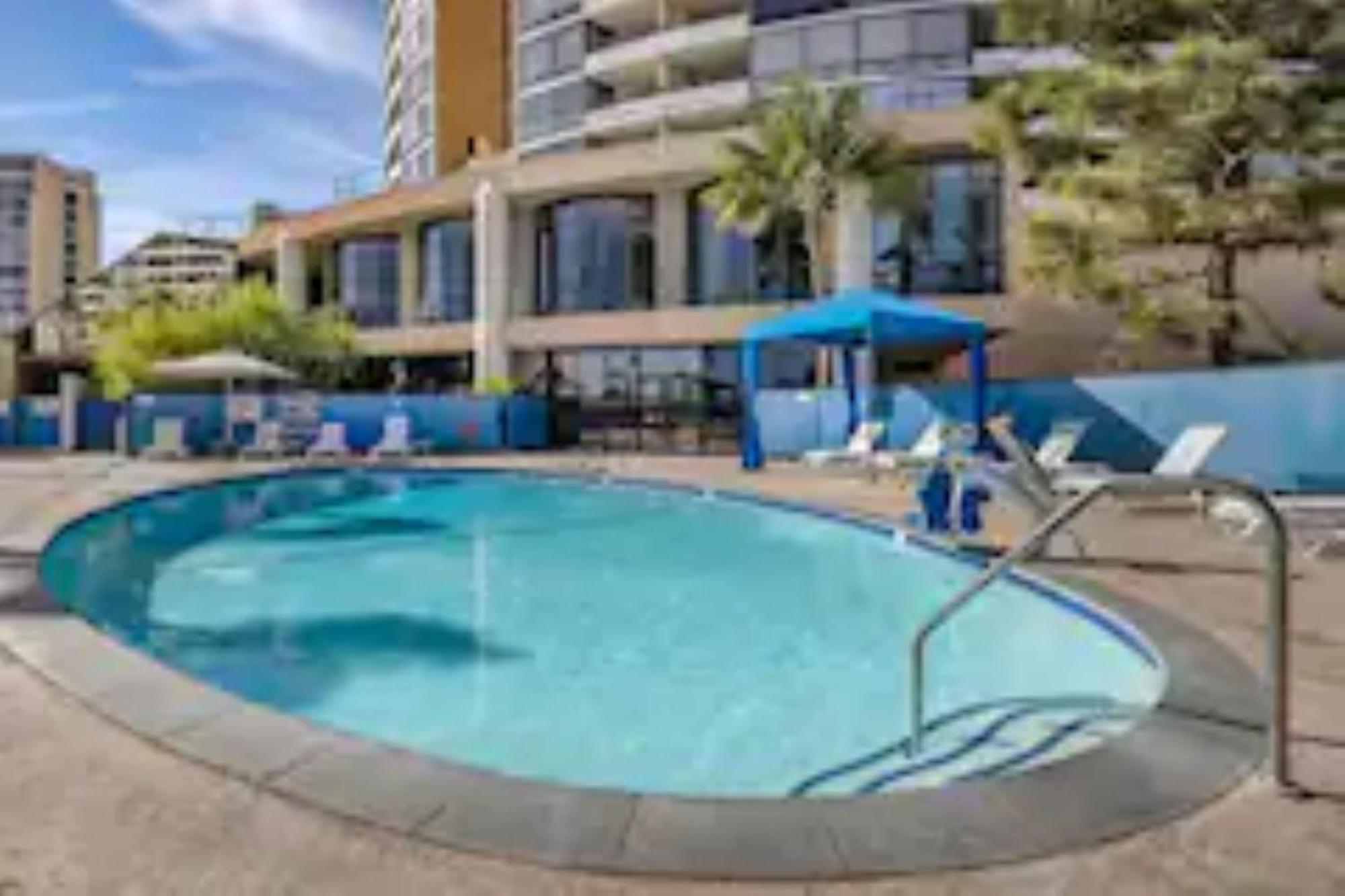 Mesmerizing Marina Vista: Luxe 3-bedroom W/ Pool *