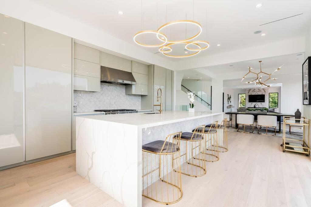 Luxurious In Bh Pool, Spa, Theater, Views Apartment *