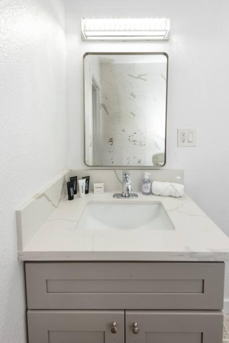 Spacious 2-bedroom In Lively La Los Angeles