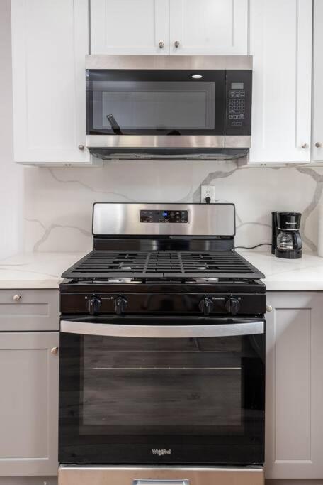 Spacious 2-bedroom In Lively La Apartment