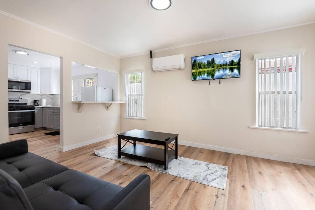 Spacious 2-bedroom In Lively La