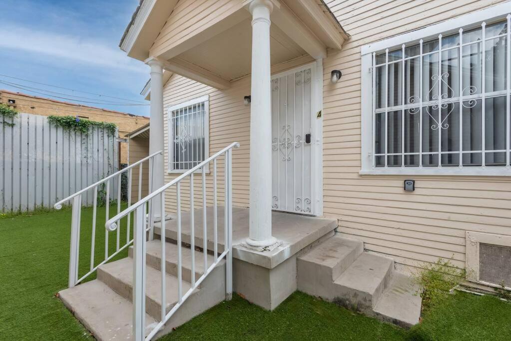 Spacious 2-bedroom In Lively La Apartment