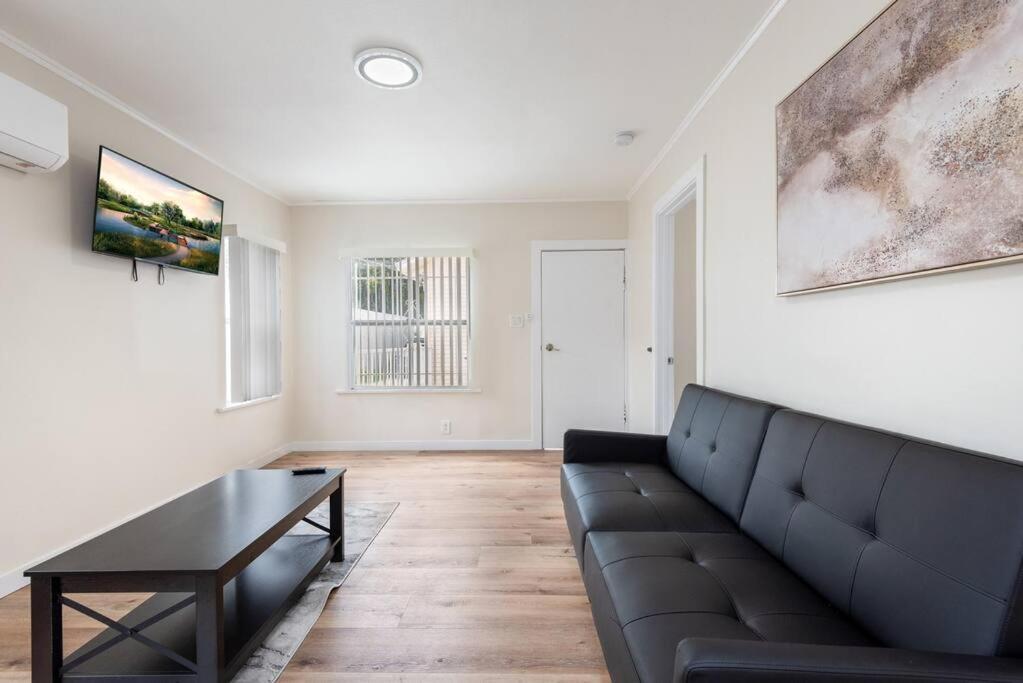 Spacious 2-bedroom In Lively La Apartment
