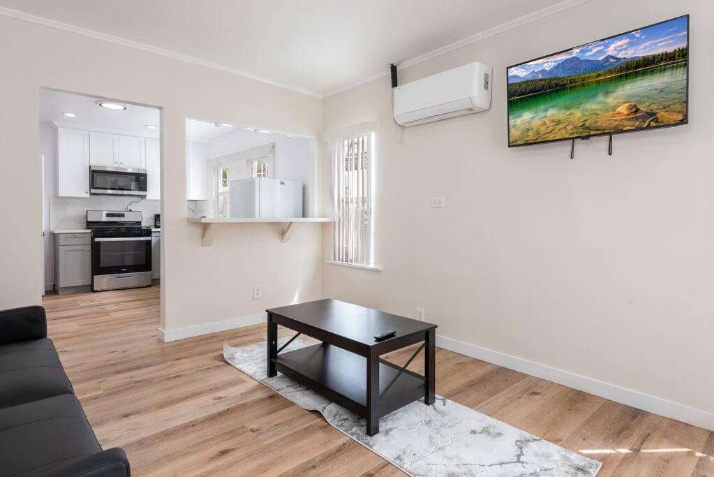 Spacious 2-bedroom In Lively La Apartment *