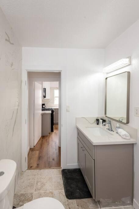 Spacious 2-bedroom In Lively La Los Angeles