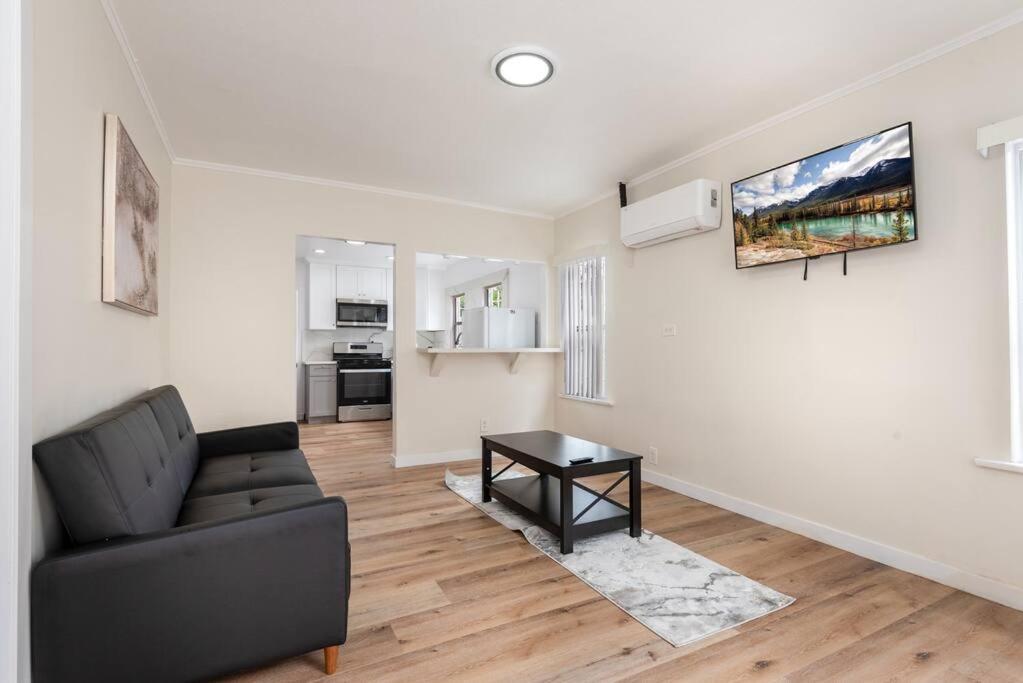 Spacious 2-bedroom In Lively La *