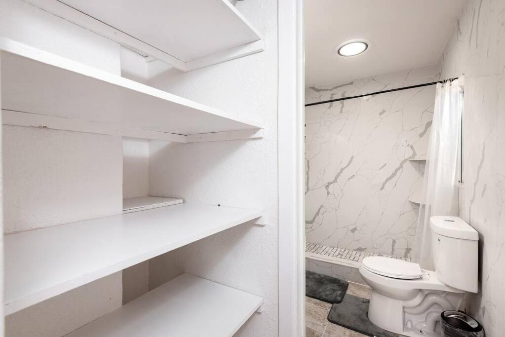 Apartment Spacious 2-bedroom In Lively La