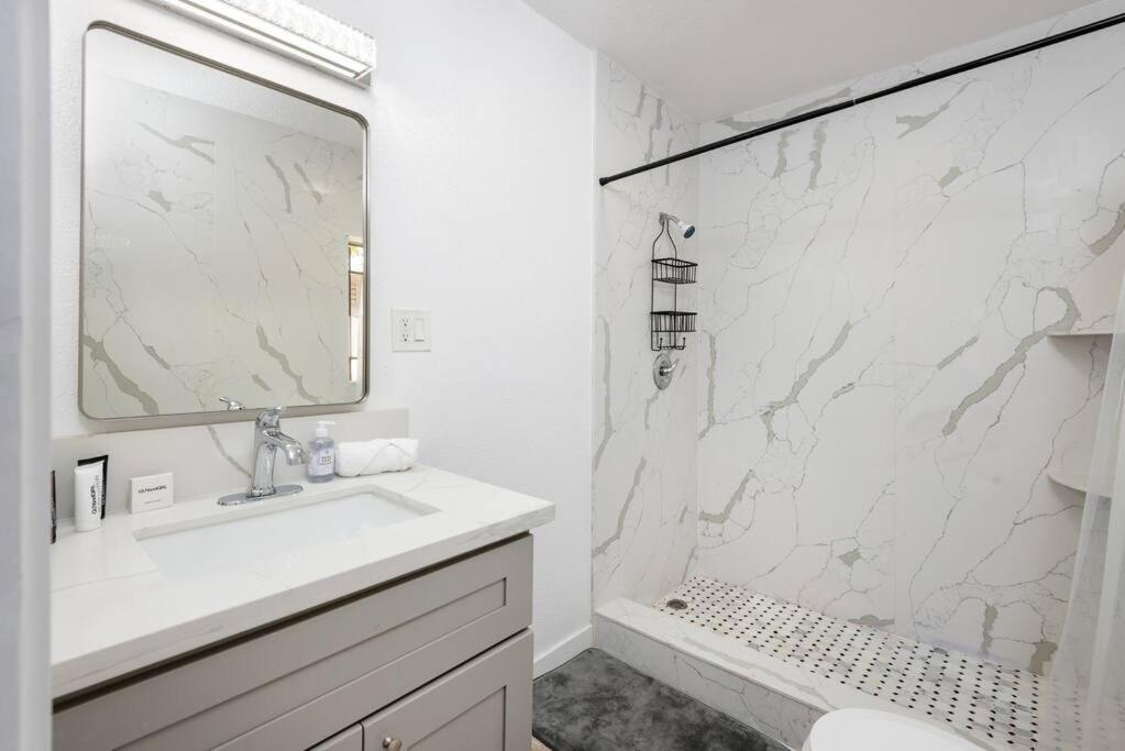 Spacious 2-bedroom In Lively La *