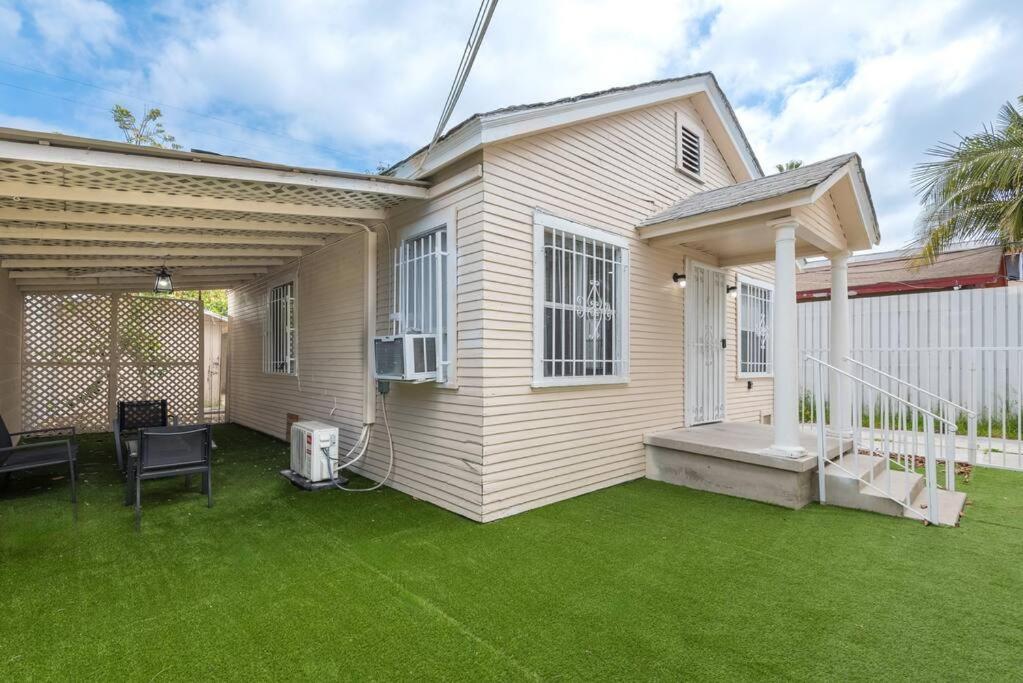 Spacious 2-bedroom In Lively La Apartment *