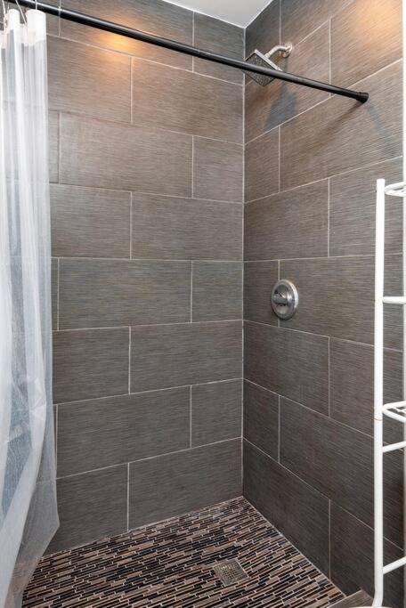 Apartment Spacious 1 Bedroom In La Sleeps 4 *