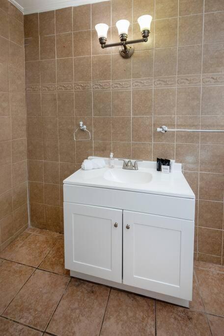 Exposition Park Sleeps 4 Apartment Los Angeles
