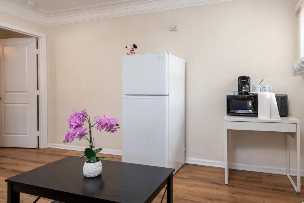 Spacious 1 Bedroom In La Sleeps 4 *
