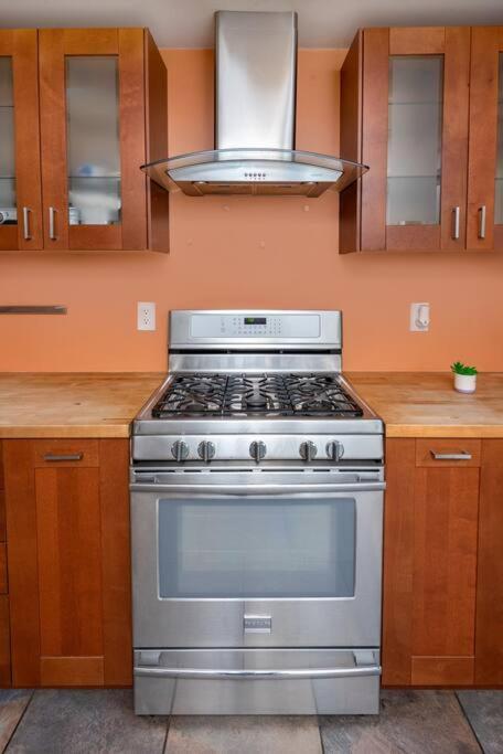 1br With Private Backyard And Big Couch In Nuys * Los Angeles