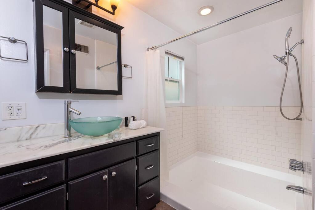 1br With Private Backyard And Big Couch In Nuys *