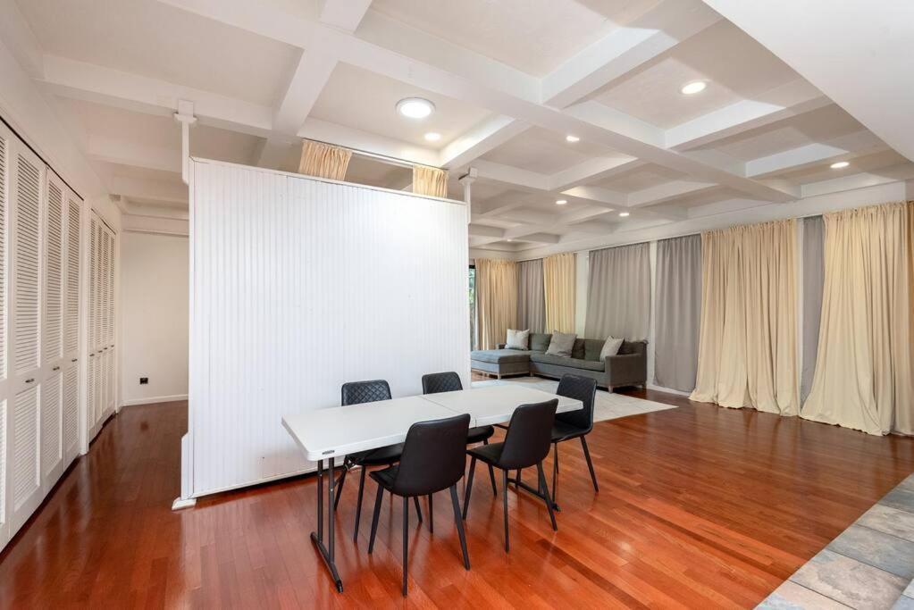 Apartment 1br With Private Backyard And Big Couch In Nuys Los Angeles