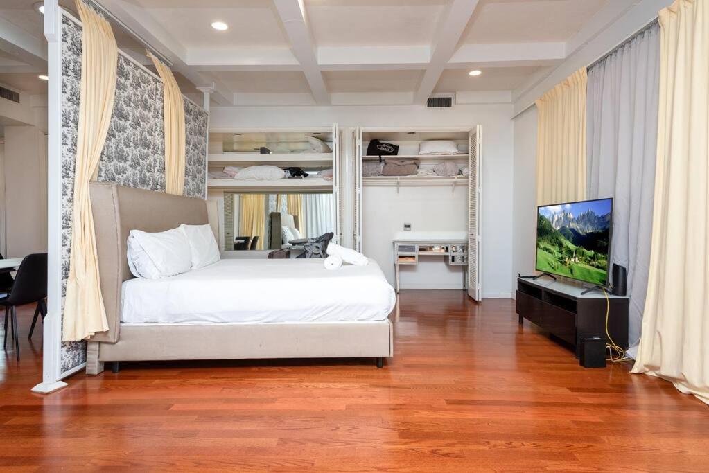 1br With Private Backyard And Big Couch In Nuys * Los Angeles