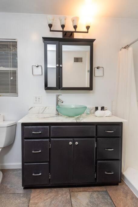 Apartment 1br With Private Backyard And Big Couch In Nuys