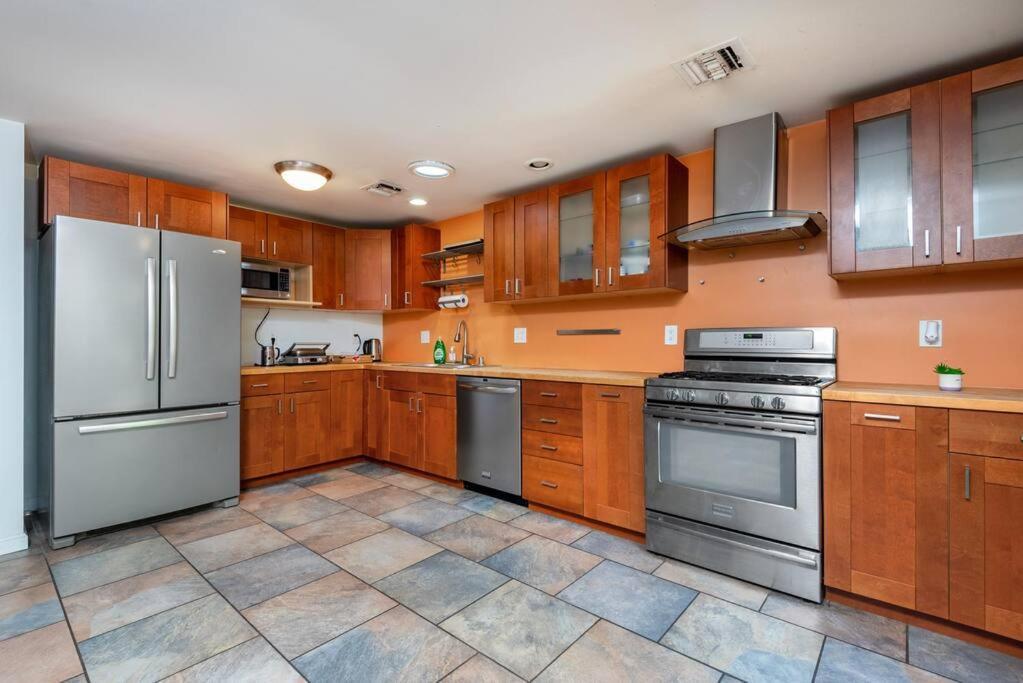 1br With Private Backyard And Big Couch In Nuys Apartment Los Angeles