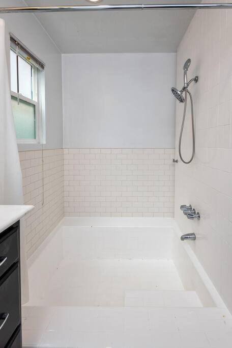 1br With Private Backyard And Big Couch In Nuys Los Angeles
