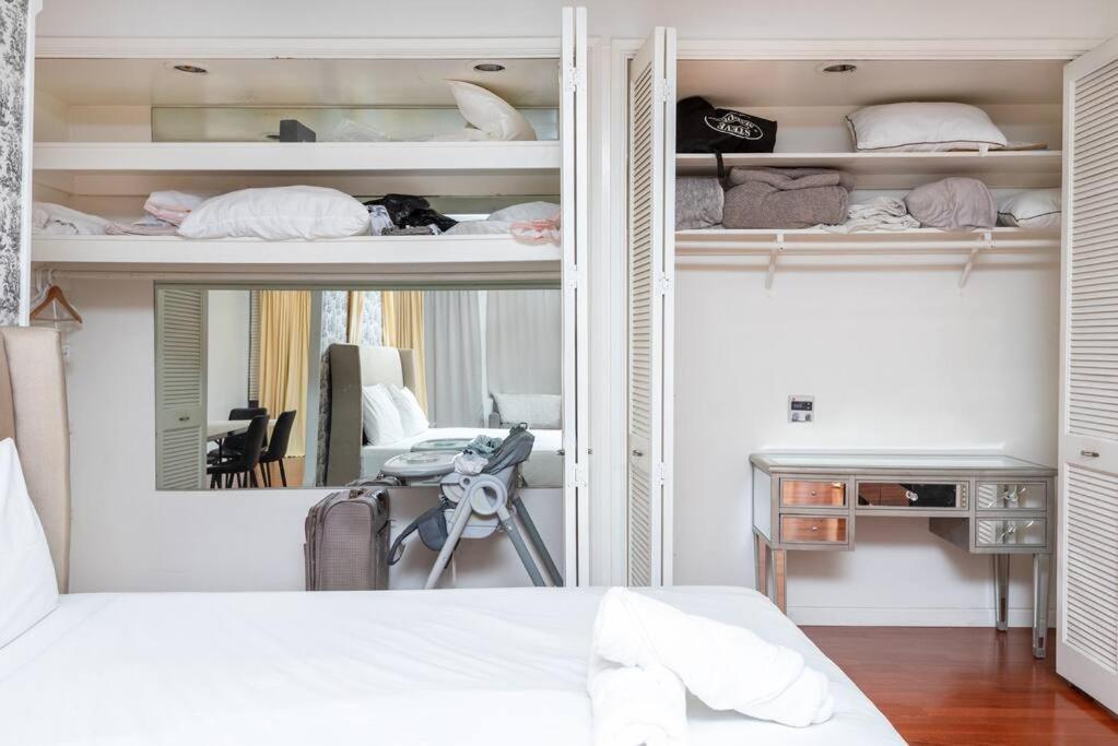 1br With Private Backyard And Big Couch In Nuys