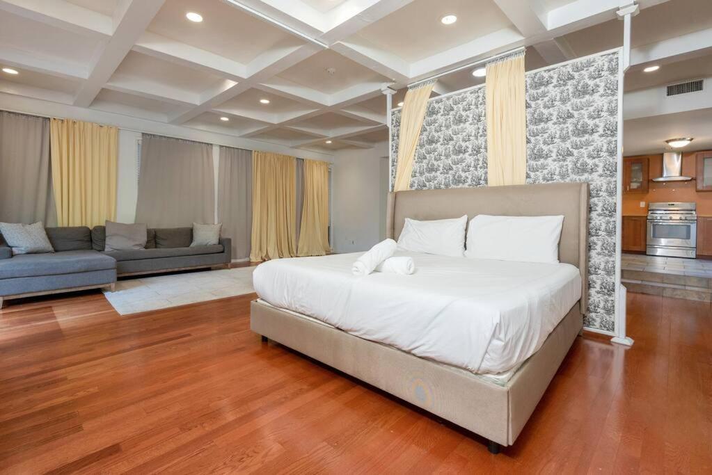 1br With Private Backyard And Big Couch In Nuys Apartment *