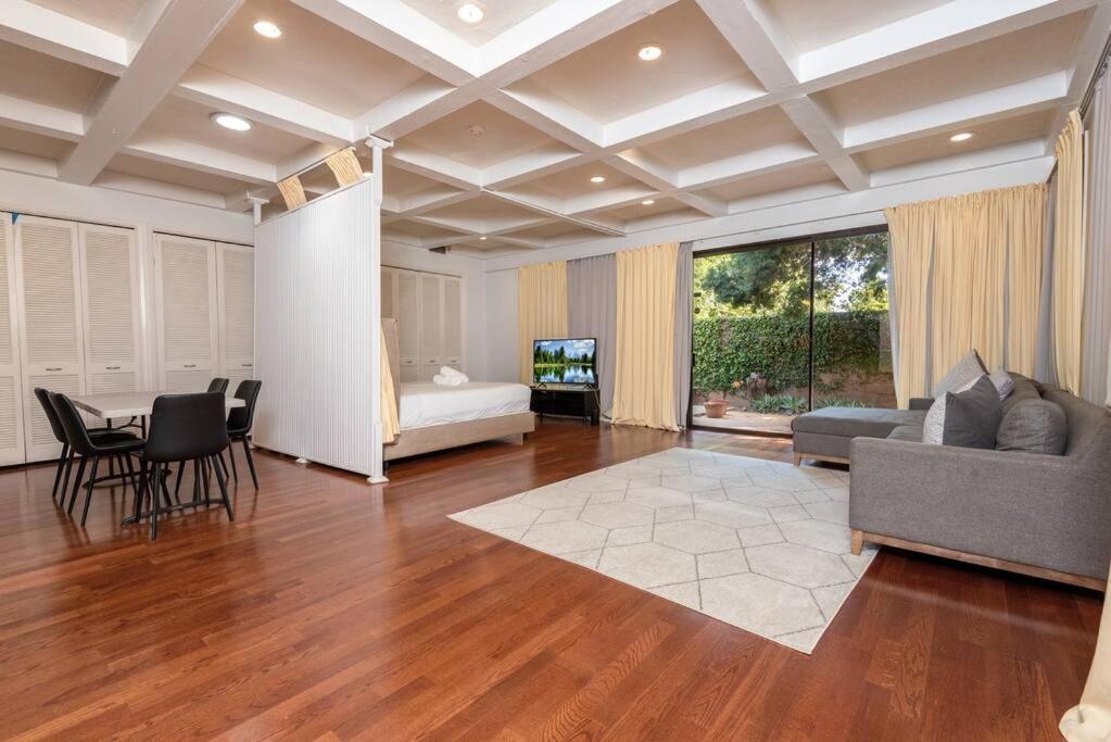 1br With Private Backyard And Big Couch In Nuys Los Angeles