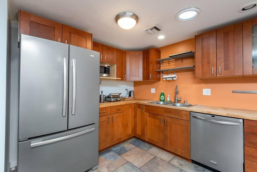1br With Private Backyard And Big Couch In Nuys Apartment *