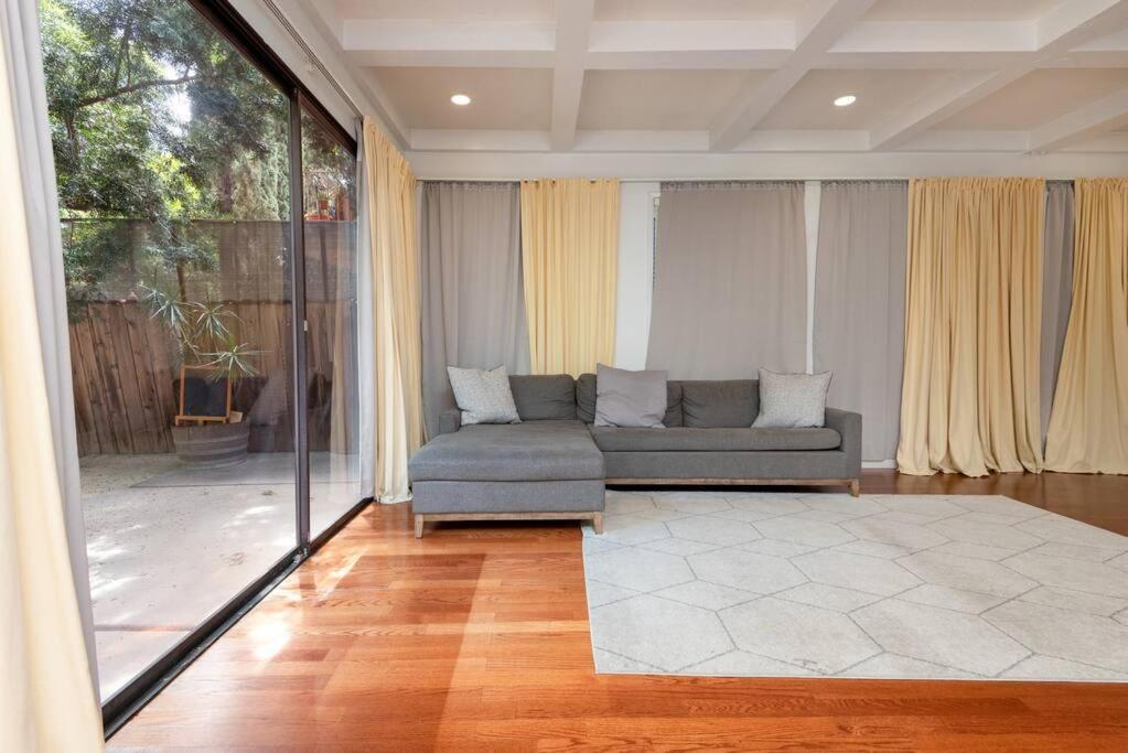 1br With Private Backyard And Big Couch In Nuys Apartment