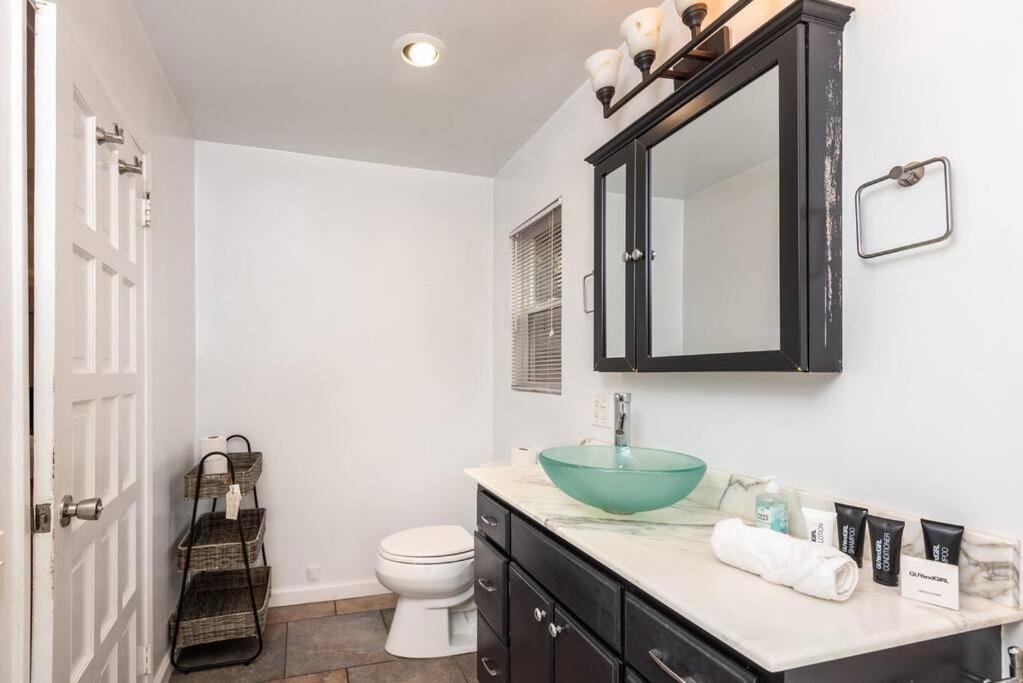 1br With Private Backyard And Big Couch In Nuys Los Angeles