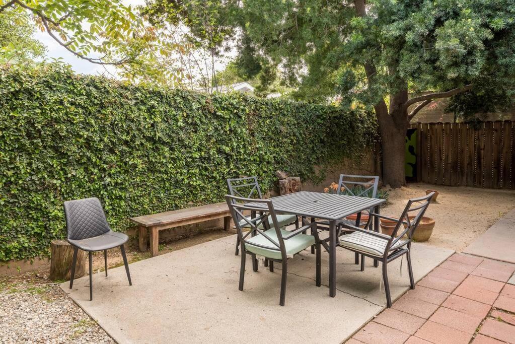 1br With Private Backyard And Big Couch In Nuys Apartment Los Angeles