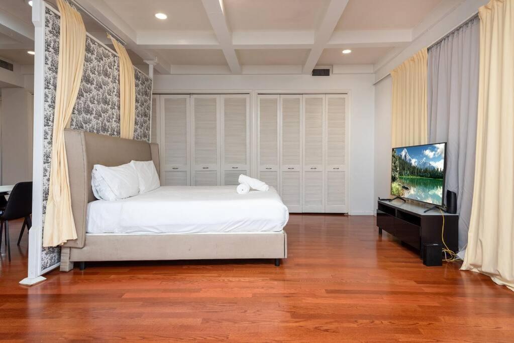 1br With Private Backyard And Big Couch In Nuys * Los Angeles