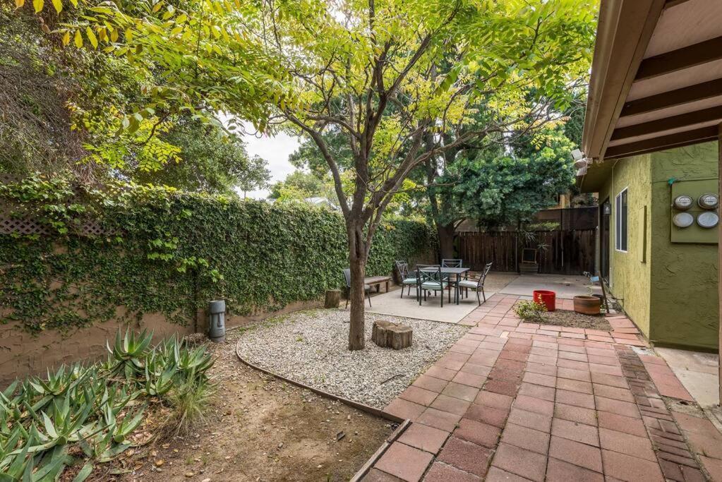 Apartment 1br With Private Backyard And Big Couch In Nuys Los Angeles