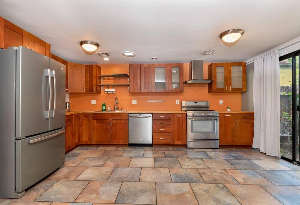 1br With Private Backyard And Big Couch In Nuys *