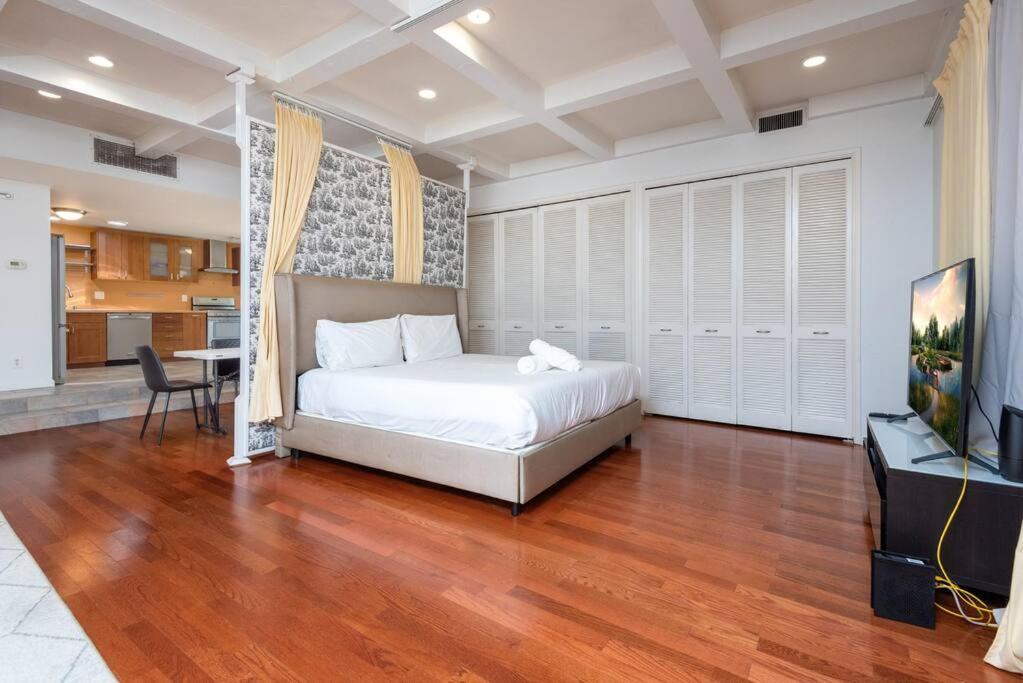1br With Private Backyard And Big Couch In Nuys