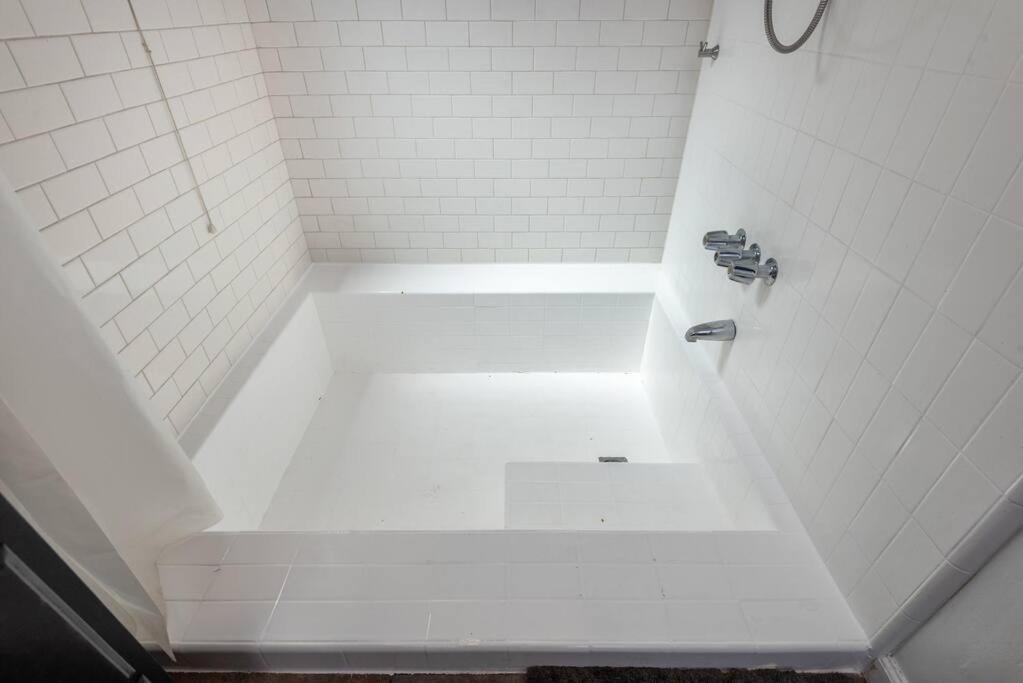 1br With Private Backyard And Big Couch In Nuys Apartment