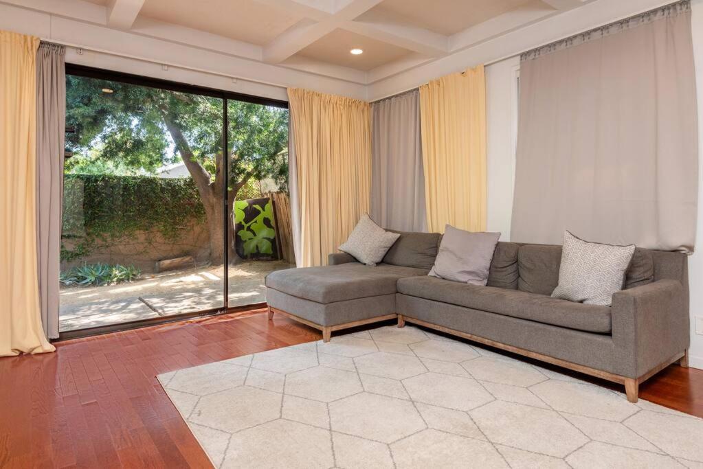 Apartment 1br With Private Backyard And Big Couch In Nuys