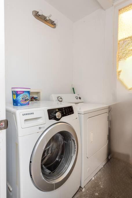 1br With Private Backyard And Big Couch In Nuys Apartment Los Angeles