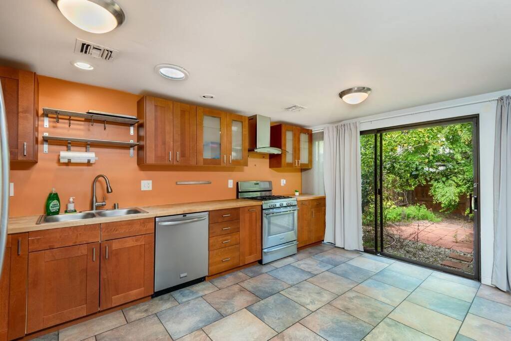 1br With Private Backyard And Big Couch In Nuys