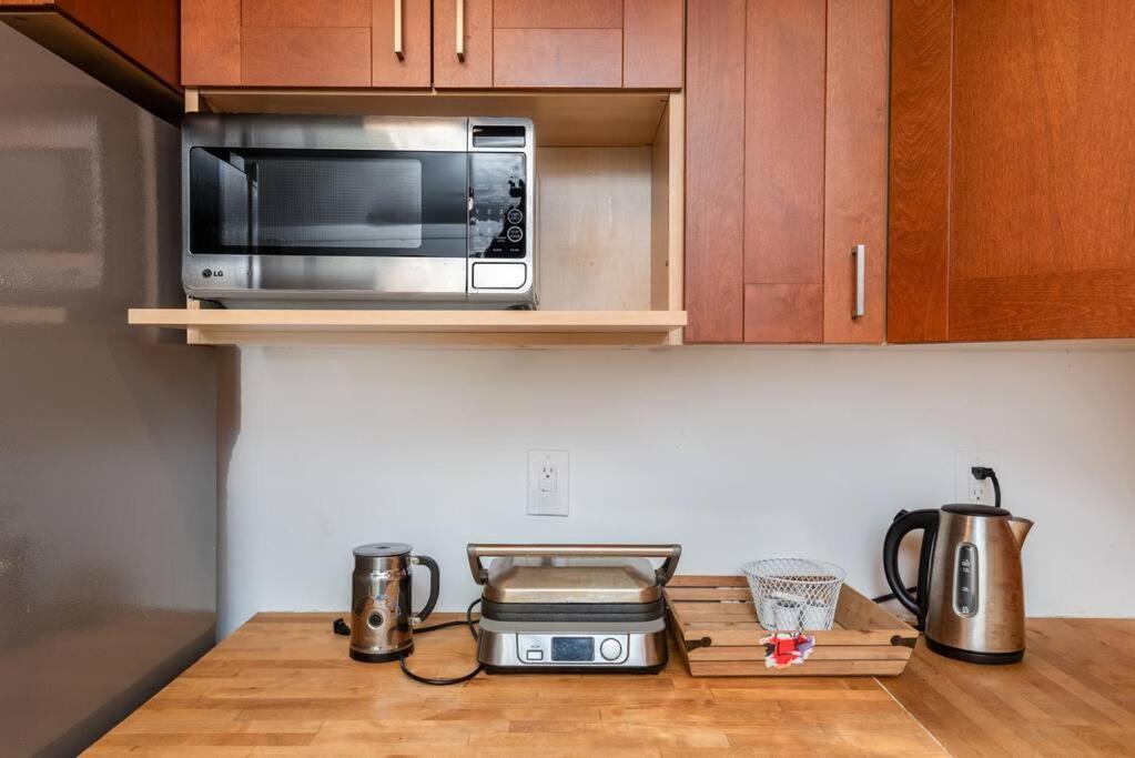1br With Private Backyard And Big Couch In Nuys *